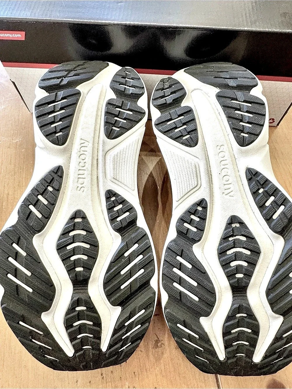 NEW with box Saucony Hurricane 25 Black & White US 9